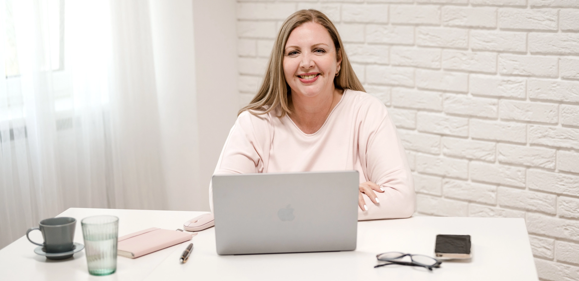 Petra Hirnschall, Trainerin und Coach an ihrem Schreibtisch