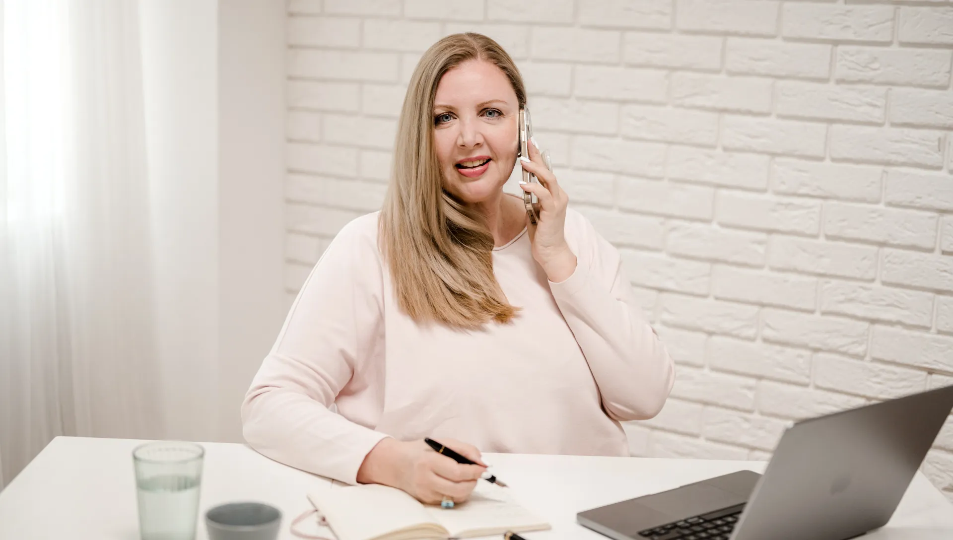 Petra Hirnschall, Trainerin und Coach, am Telefon